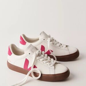 Veja Campo Leather Sneaker in White/Pink/Bark Gum Sole sz 40EU/9US New in Box